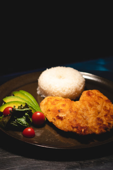 Milanesa de Pollo con Ensalada o Papas Fritas amarillas o Arroz (elegir 2 guarniciones)